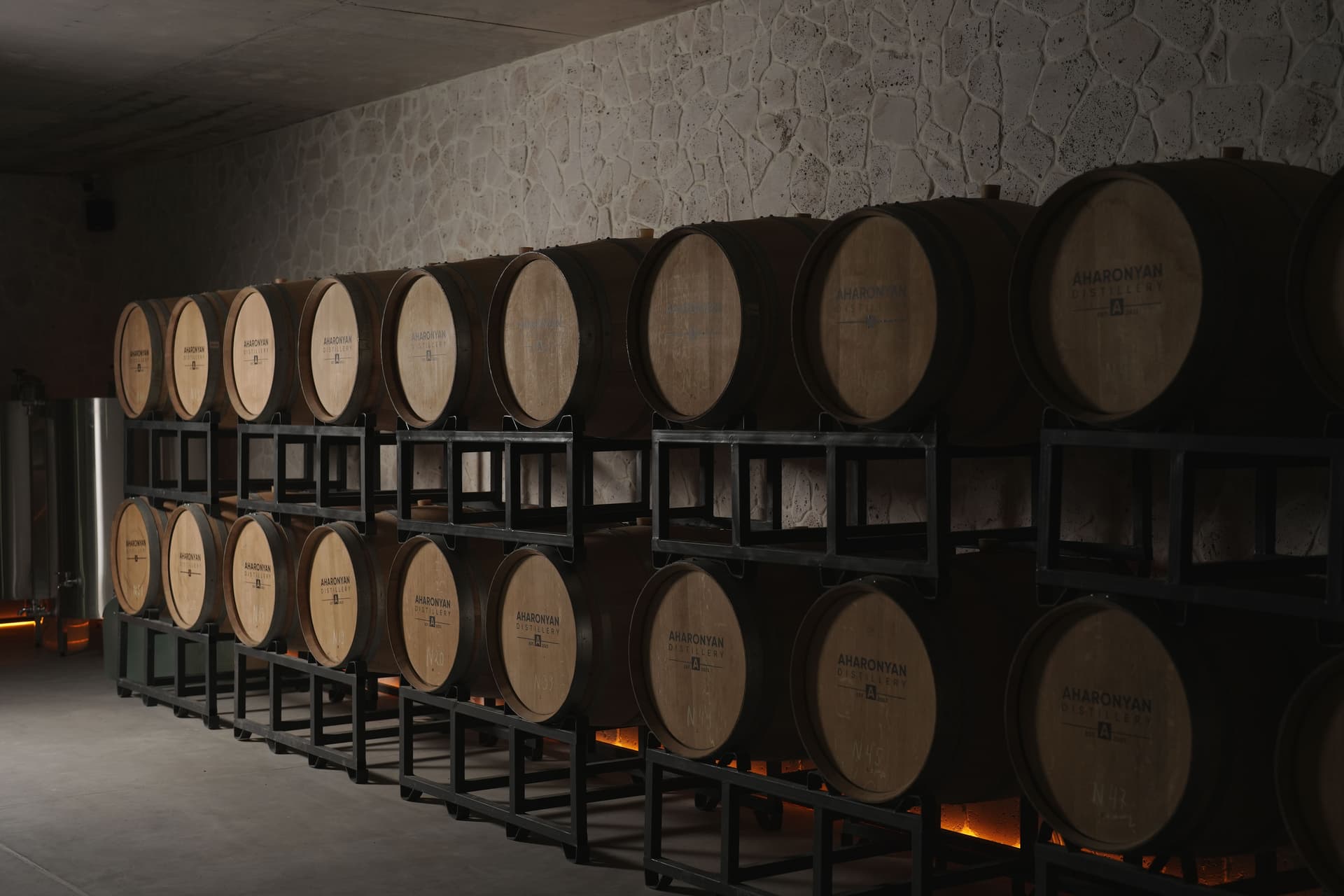 Погреб и выдержка в дубе — дубовые бочки в погребе Aharonyan Distillery