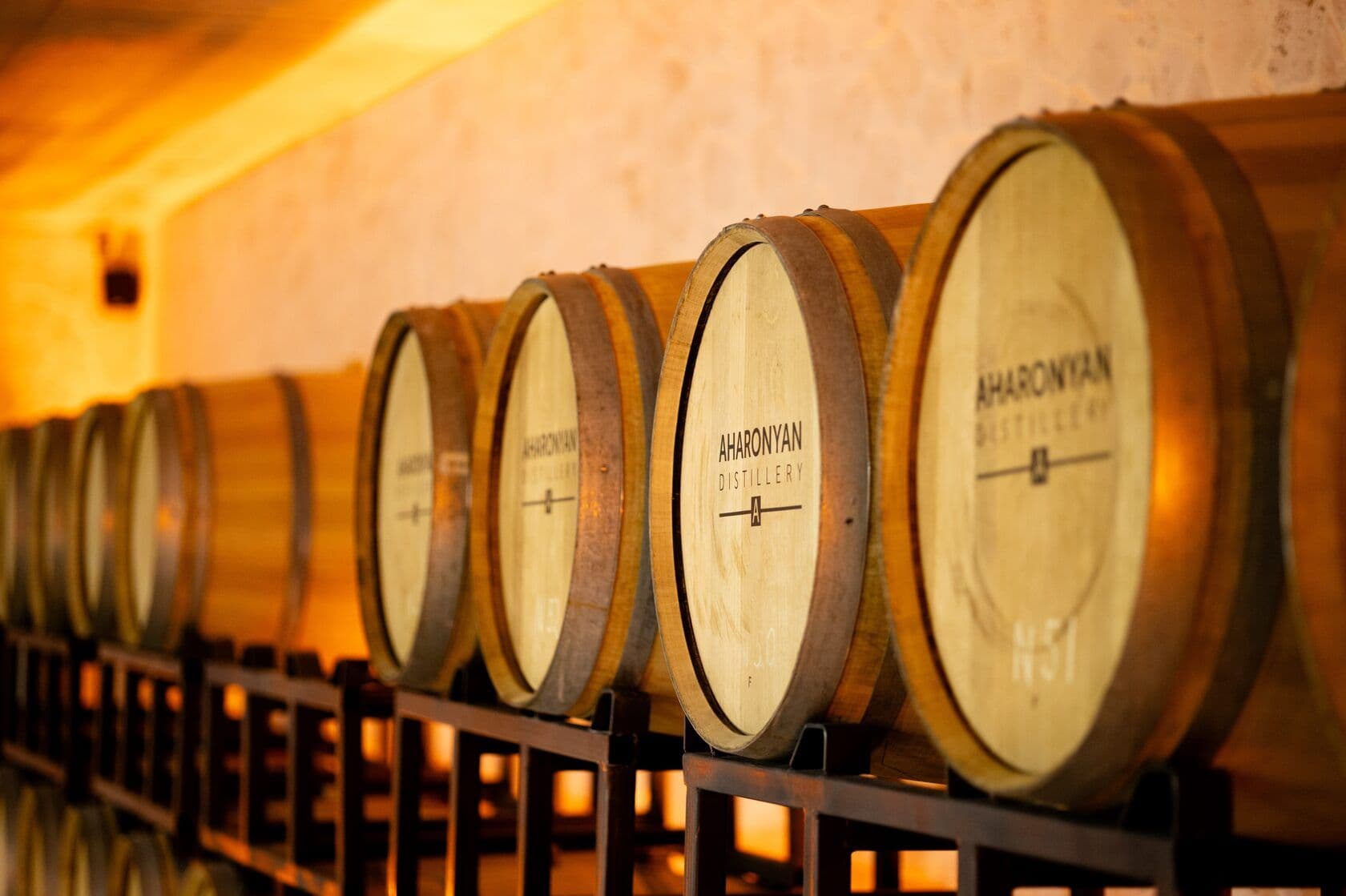 Погреб Aharonyan Distillery — выдержка в дубовых бочках